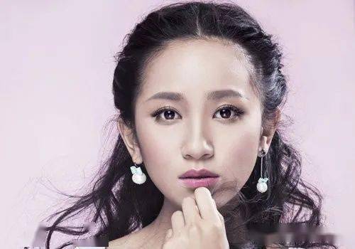 熊猫体育_
正宗公主头发型都以编发辅助 中分编发教程图解还原经典公主型！(图2)