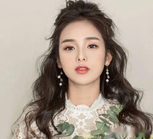 熊猫体育_
正宗公主头发型都以编发辅助 中分编发教程图解还原经典公主型！(图7)