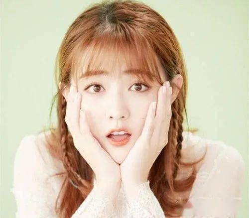 熊猫体育_
正宗公主头发型都以编发辅助 中分编发教程图解还原经典公主型！(图11)