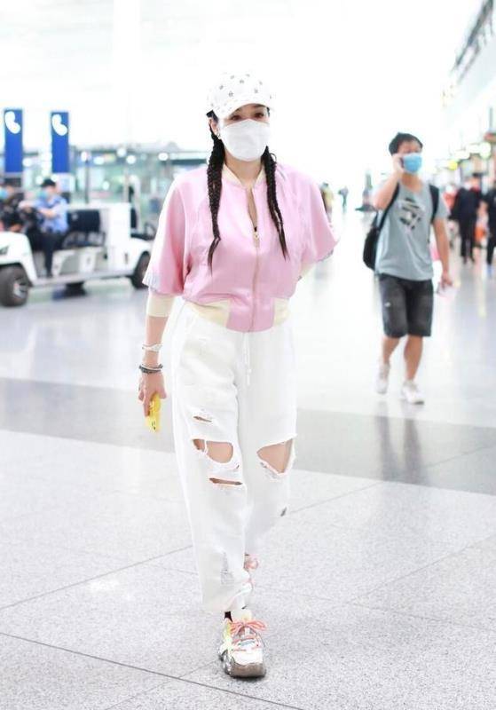 熊猫体育公司：
钟丽缇这“微胖”身材太时髦了 穿粉色棒球服配白色烂裤子 好嫩(图4)