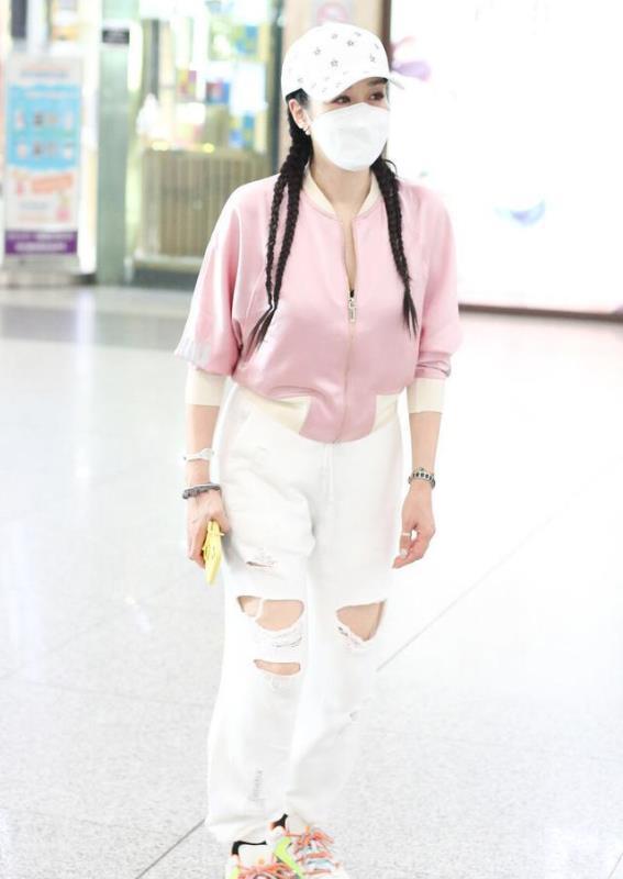 熊猫体育公司：
钟丽缇这“微胖”身材太时髦了 穿粉色棒球服配白色烂裤子 好嫩(图7)