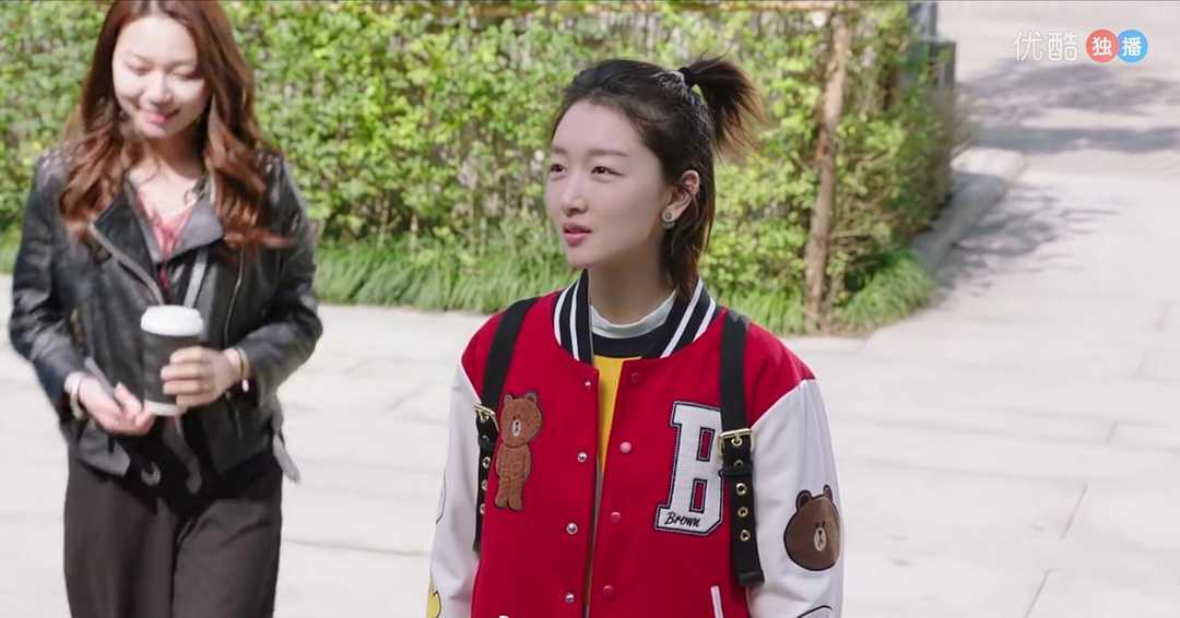 熊猫体育公司：
钟丽缇这“微胖”身材太时髦了 穿粉色棒球服配白色烂裤子 好嫩(图11)