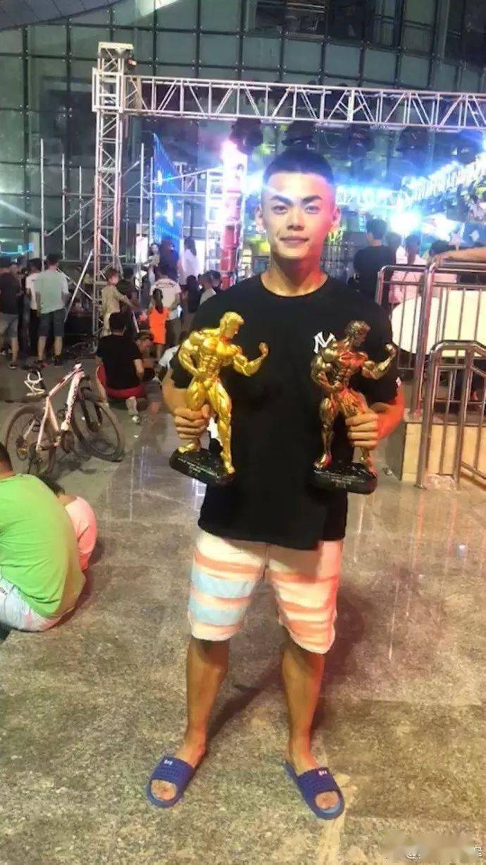 
20岁宁夏小伙练就一身肌肉,收获迷妹无数!“熊猫体育”(图15)