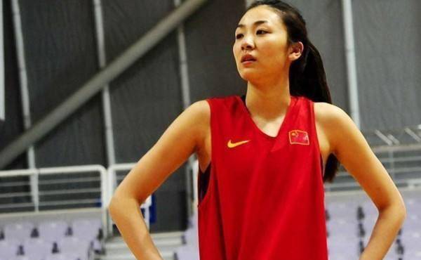 
女篮玉人赵爽现状 因伤病无缘亚运会 自拍超悦目|熊猫体育(图1)