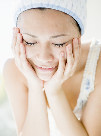 运动鞋+牛仔裤 才是真的帅气时尚 刘雯经常这样穿_熊猫体育公司(图1) 熊猫体育公司