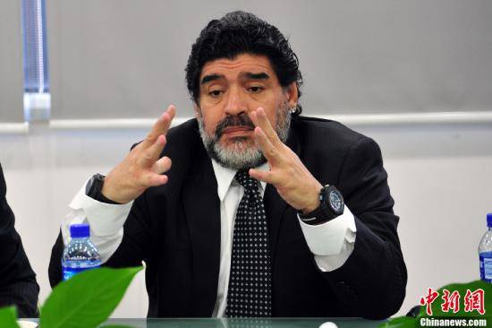 
球星马拉多纳去世 阿根廷总统府宣布全国悲悼三天：熊猫体育(图2)