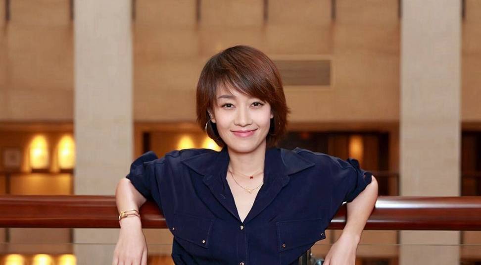 
马伊琍换一次发型就“火”一次 剪超短发露眉毛 越发自信显气质|熊猫体育公司(图2)