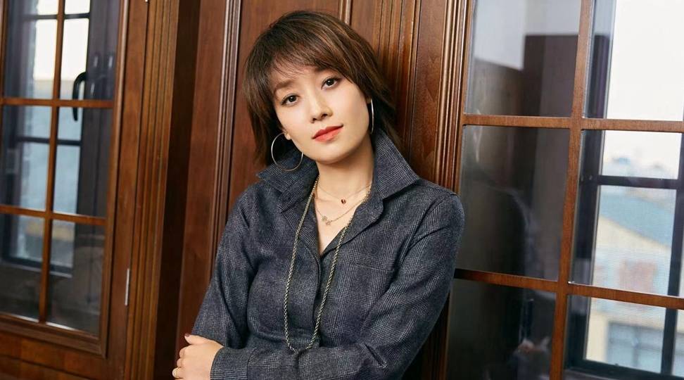 
马伊琍换一次发型就“火”一次 剪超短发露眉毛 越发自信显气质|熊猫体育公司(图4)