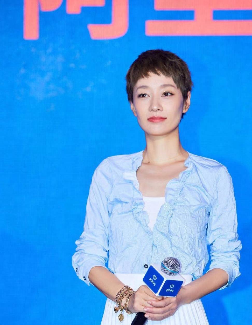 
马伊琍换一次发型就“火”一次 剪超短发露眉毛 越发自信显气质|熊猫体育公司(图5)