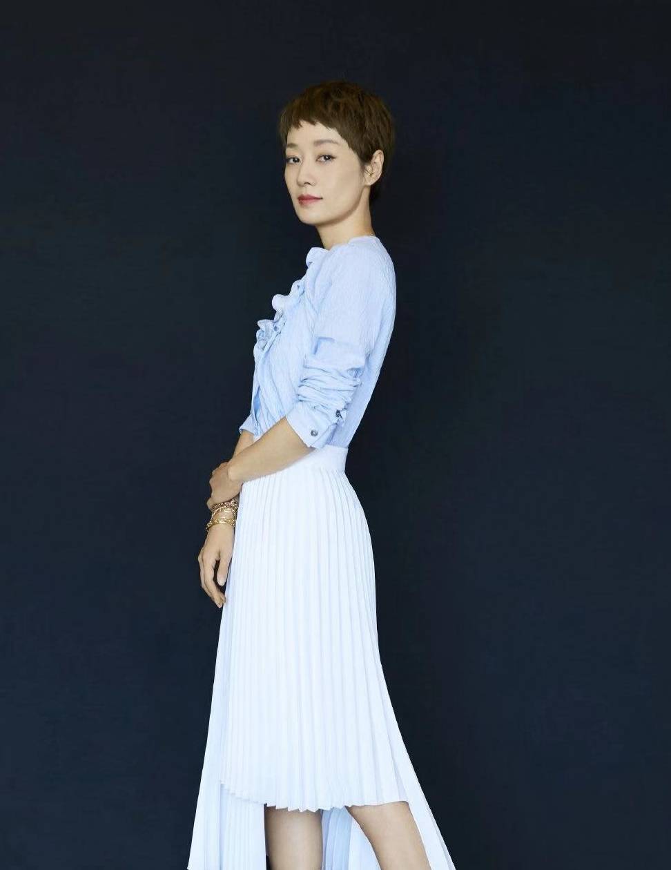 
马伊琍换一次发型就“火”一次 剪超短发露眉毛 越发自信显气质|熊猫体育公司(图8)