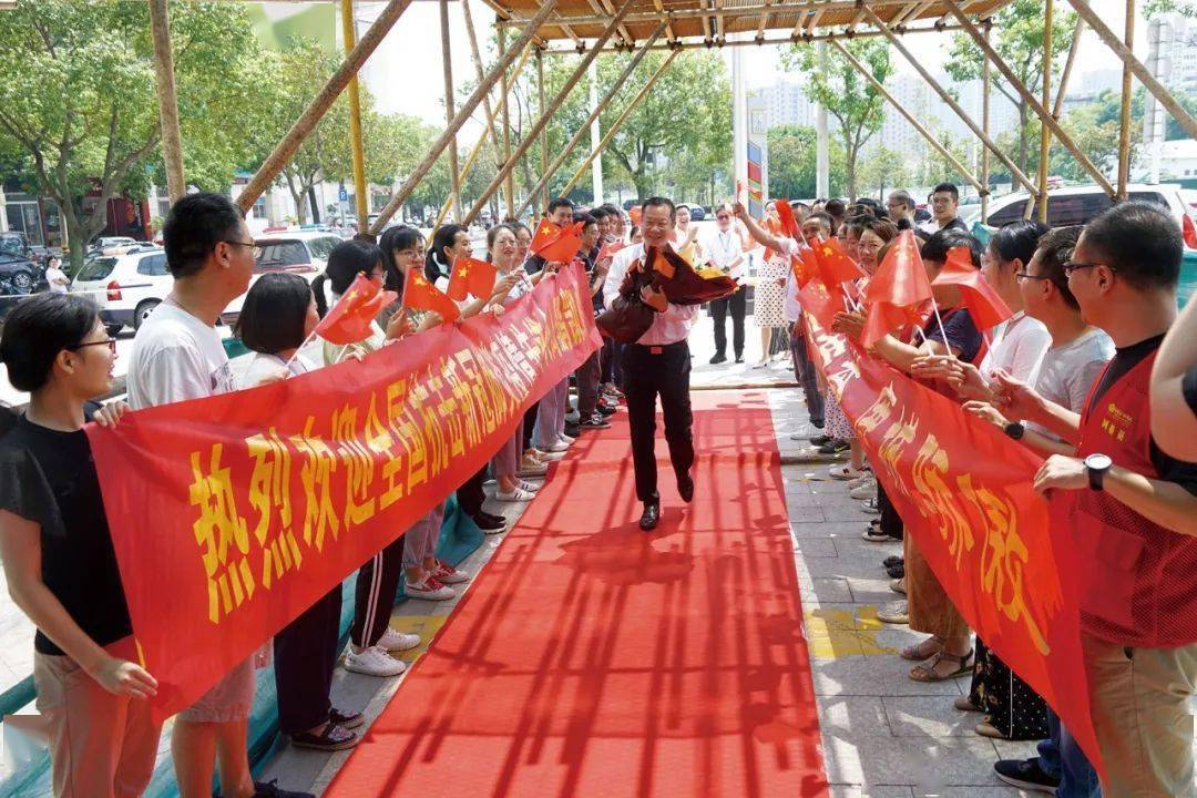 封面人物丨周鹏:“疫”无反顾冲在前-熊猫体育公司(图2)
封面人物丨周鹏:“疫”无反顾冲在前-熊猫体育公司(图2)