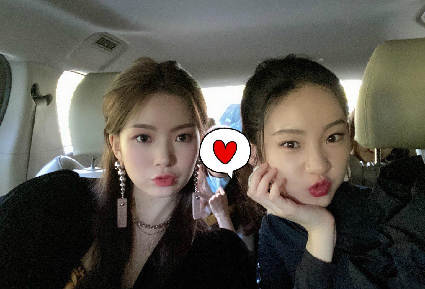 熊猫体育公司|
陈卓璇和张艺凡好甜 靠在一起看吃播视频 一旁赵粤却蒙头大睡(图8)