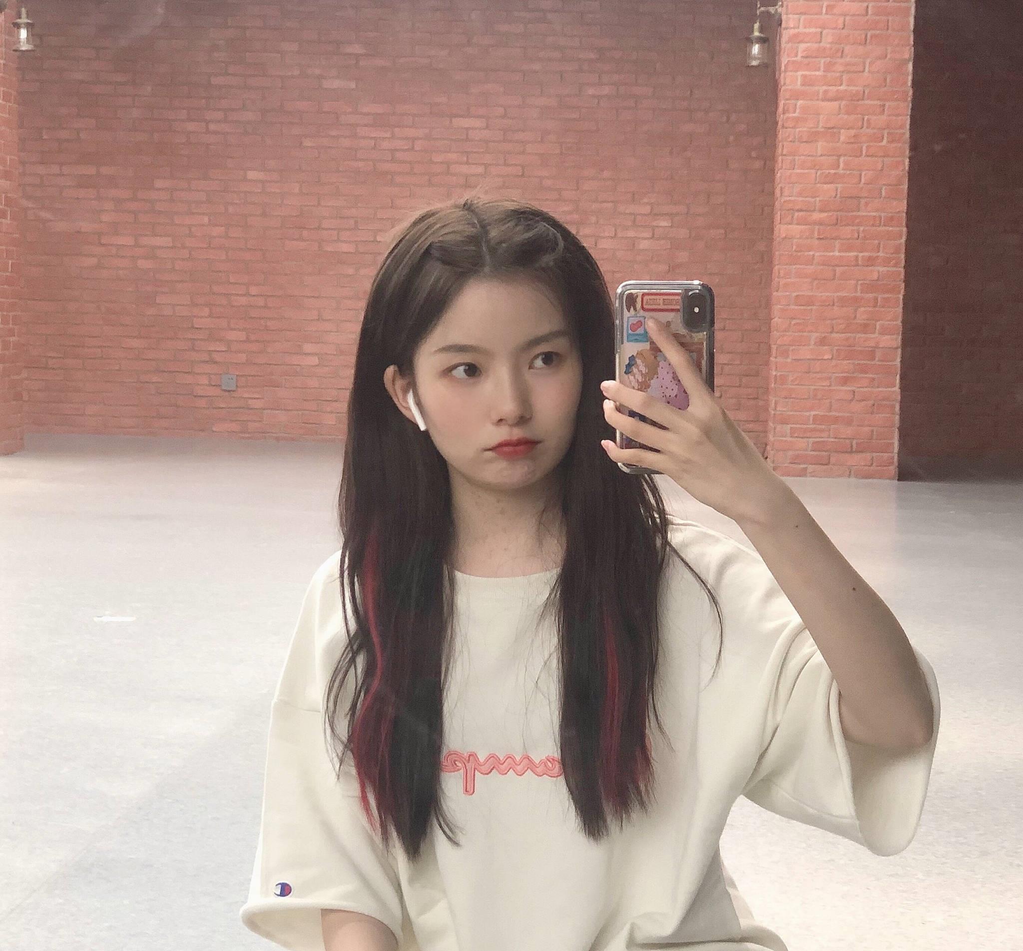 熊猫体育公司|
陈卓璇和张艺凡好甜 靠在一起看吃播视频 一旁赵粤却蒙头大睡(图10)