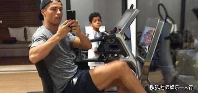 熊猫体育_
带你观光C罗的豪宅 面积差不多3个足球场 光客厅就一望无际了(图4)