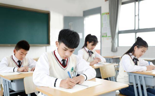 熊猫体育公司：
留短发更能专注学习？有中学苛刻学生发型 女生哭诉：实在太短了(图6)