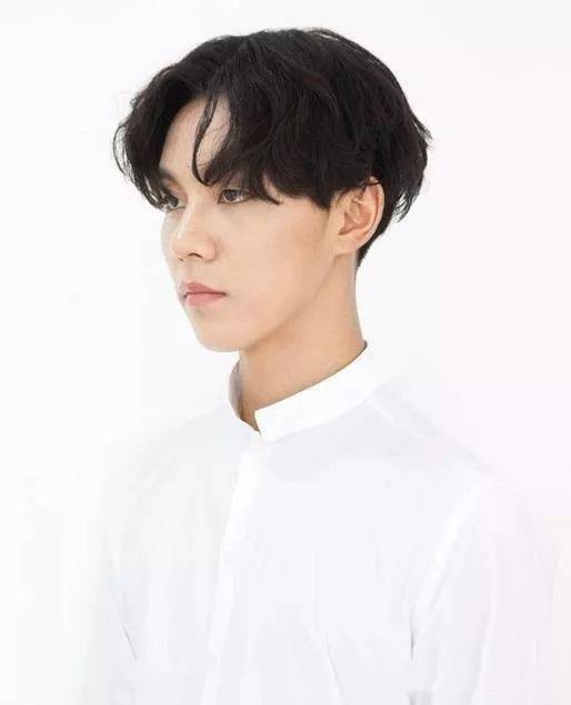 ‘熊猫体育首页’
2020年最值得剪的16款男生发型(图27)