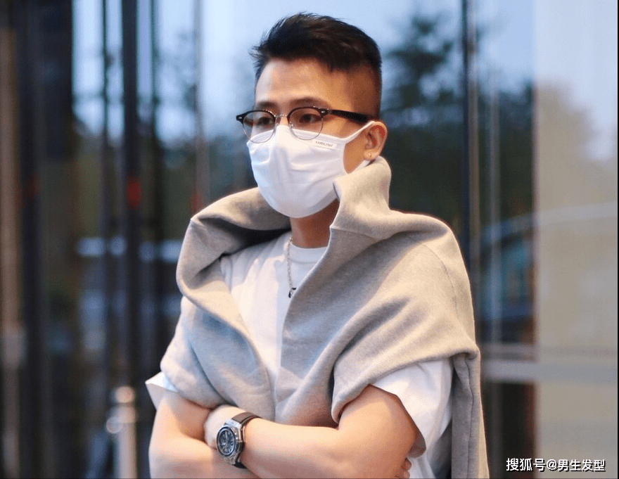 【熊猫体育公司】
男生必会的4款“精致短发” 冬天这样剃头型真的悦目 时髦帅气(图1)