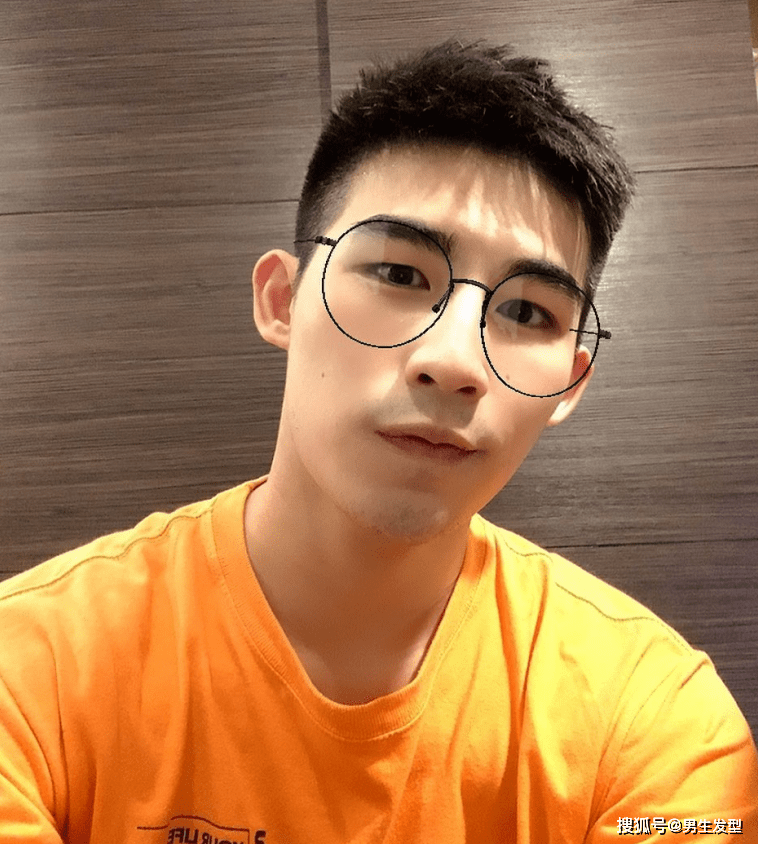 【熊猫体育公司】
男生必会的4款“精致短发” 冬天这样剃头型真的悦目 时髦帅气(图3)