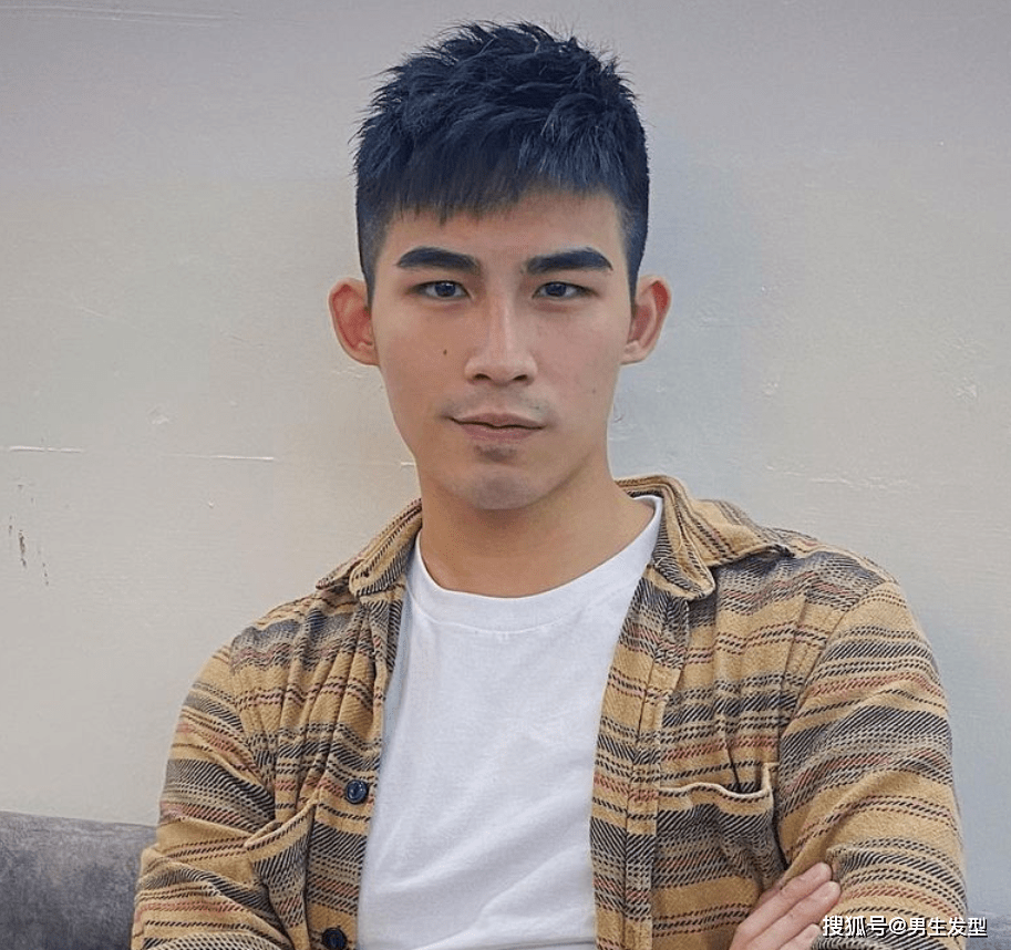 【熊猫体育公司】
男生必会的4款“精致短发” 冬天这样剃头型真的悦目 时髦帅气(图4)