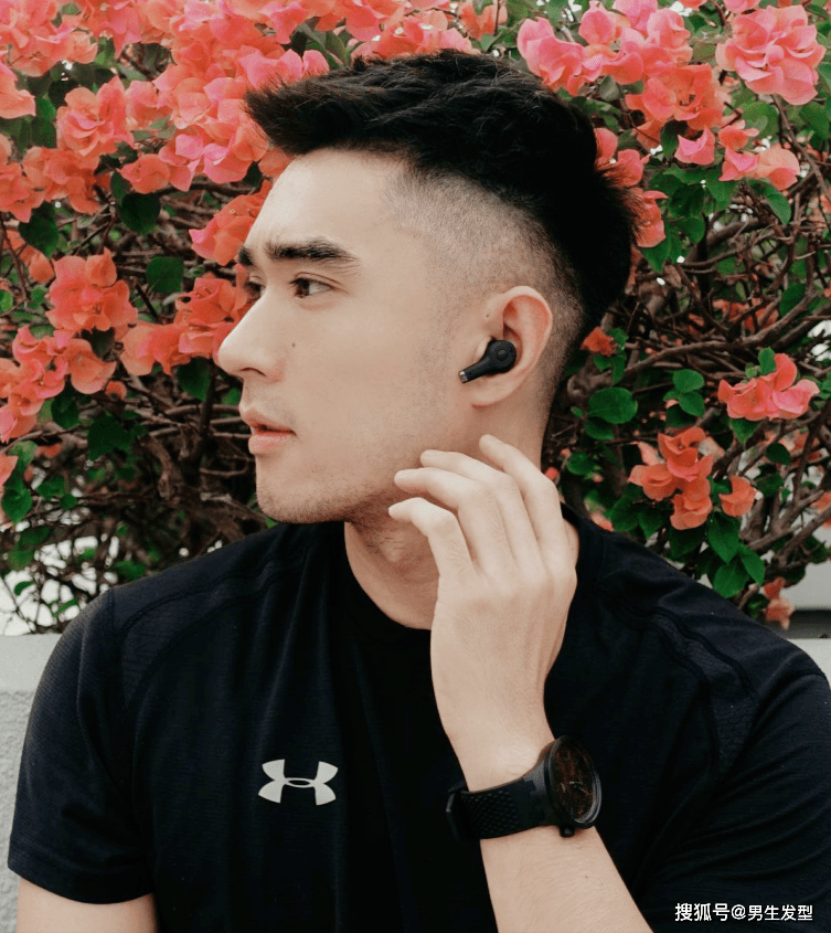 【熊猫体育公司】
男生必会的4款“精致短发” 冬天这样剃头型真的悦目 时髦帅气(图5)